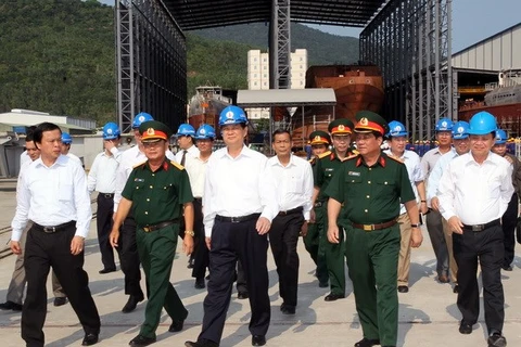 Prime Minister Nguyen Tan Dung visits the Thu River shipbuilding factory (Photo: VNA)